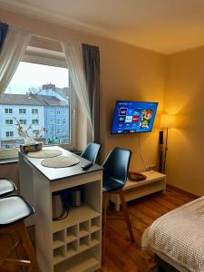a bedroom with a desk and a bed and a tv at Stilvolles 2-Zimmer-Apartment in Bremen in Bremen