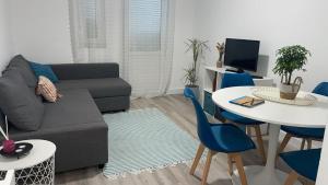 een woonkamer met een bank en een tafel bij Casa Rosa in Parede