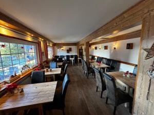 a dining room with wooden tables and chairs at Wald-Landhaus in Hahnenklee-Bockswiese