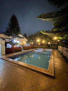 Swimmingpoolen hos eller tæt på Garden Villa Lembang 3 Kamar Kolam Bersama