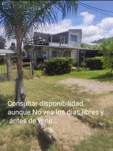 een huis met een boom ervoor bij Altos de Piriapolis1 in Piriápolis