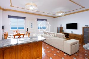 un soggiorno con un divano e un tavolo di El Pescador El Pris, by Nivariahost a El Pris