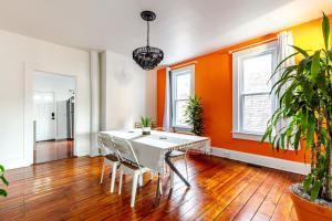 Billede fra billedgalleriet på Downtown Columbus & Short North 2BR Home - Sleeps up to 10 Guests - By Convention Center & Nationwide Arena - Free Parking - Over 5,800 Five Star Stays - Casita Verde by Jungle House i Columbus