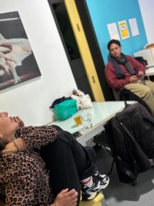 una persona sdraiata su una sedia in una stanza di SEVILLE YOUR WAY a Siviglia