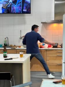 un uomo in piedi in una cucina che prepara il cibo di SEVILLE YOUR WAY a Siviglia