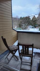 einen Stuhl auf einer Veranda im Schnee in der Unterkunft GlückAufBud Schwarzenberg WLAN Netflix Stellplatz in Schwarzenberg/Erzgebirge + 11 Fotos
