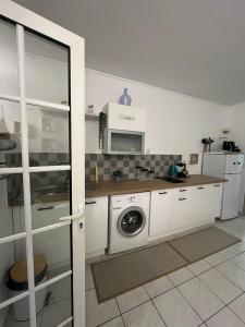 een keuken met wasmachine en droger bij Appartement l'écrin in Saint-Claude