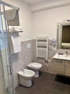 een badkamer met toilet en wastafel bij Blu Hotel in Buccinasco +22 foto's