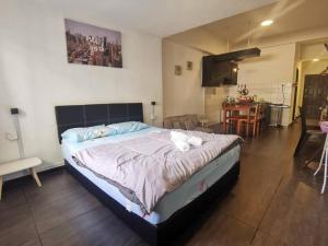 Giường trong phòng chung tại KK City Centre Api Api Apartment