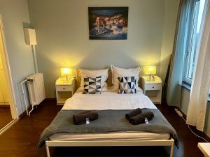 a bedroom with a large bed with two lamps at Zentrales Hansa Komfort Apartment in Bremen