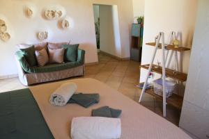 een woonkamer met een bank en een tafel bij Casa Stancarlino in Tricase