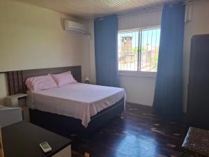 En eller flere senge i et værelse på Casa Livramento Rivera diária