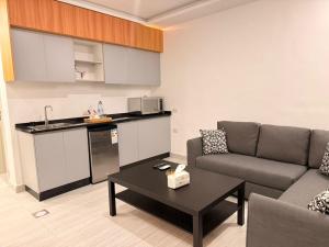 ein Wohnzimmer mit Sofa und Tisch in der Unterkunft ريڨا للأجنحة السكنية Riva suites in Irbid