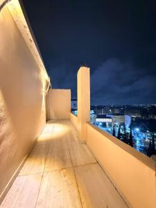 ein Balkon mit Blick auf die Stadt bei Nacht in der Unterkunft ريڨا للأجنحة السكنية Riva suites in Irbid