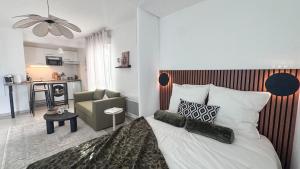 a bedroom with a bed and a living room at Studio récent avec terrasse Clim Airbus Aéroport in Colomiers