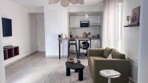a living room with a couch and a table at Studio récent avec terrasse Clim Airbus Aéroport in Colomiers