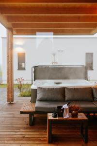 En eller flere senge i et værelse på Oaza Luxury Glamping Resort