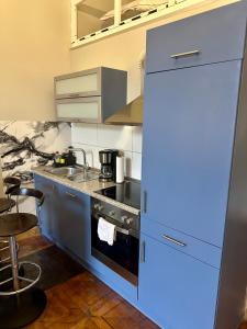 una cucina con frigorifero e fornello forno superiore di Elegantes Innenstadt Apartment a Brema Altre 4 foto
