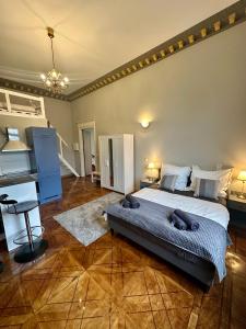 una camera da letto con un letto grande in una stanza di Elegantes Innenstadt Apartment a Brema