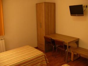 a small room with a bed and a desk at Hostal Muntanya in Artesa de Segre