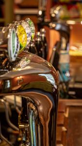 un gruppo di motocicli parcheggiati l'uno accanto all'altro di Spread Eagle Inn a Stourton