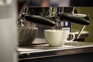 una macchinetta del caffè sta facendo una tazza di caffè di Spread Eagle Inn a Stourton
