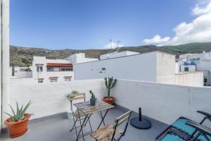 a patio with chairs and a table on a balcony at Villa Star in Agaete
