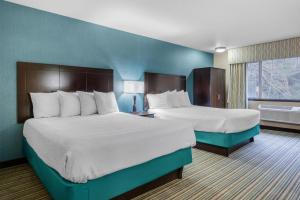 En eller flere senge i et værelse på Best Western Long Beach Inn