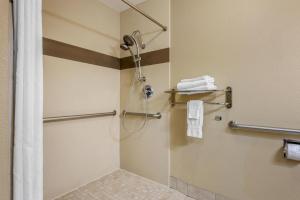 Et badeværelse på Best Western Long Beach Inn + 29 billeder