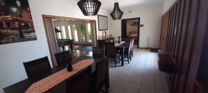 een eetkamer met een tafel en stoelen en een pooltafel bij 8 Austin Street Accommodation in Klerksdorp +4 foto's