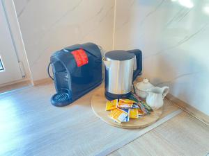a coffee maker on a plate next to a toaster at Gemütliche Wohnung mit Berg- und Waldblick in Balingen