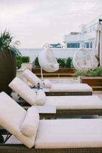 een rij witte stoelen en tafels op een patio bij Hyatt Regency Tashkent in Tasjkent