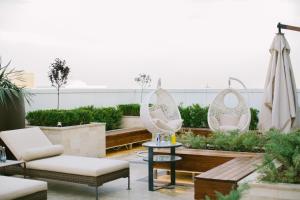 een patio met 2 stoelen en een tafel bij Hyatt Regency Tashkent in Tasjkent +49 foto's