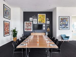 ein Konferenzraum mit einem großen Holztisch und Stühlen in der Unterkunft Art Series - The Larwill Studio in Melbourne