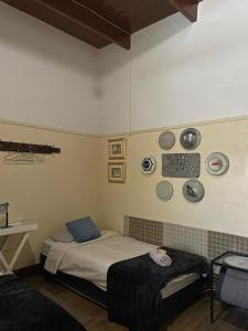 una camera da letto con un letto e piatti appesi al muro di Ark Gastehuis and Williston Mall a Williston