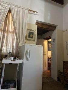 una cucina con un frigorifero bianco e un lavello di Ark Gastehuis and Williston Mall a Williston