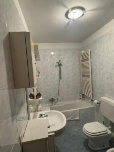 a bathroom with a sink and a toilet and a tub at Cormòns 2# in Cormòns
