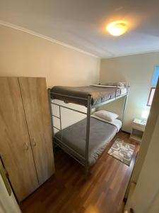 ein Zimmer mit zwei Etagenbetten und einem Schrank in der Unterkunft Rancho Carmelitas Cabañas Familiares en Pullally, comuna Papudo in Quinquimo + 105 Fotos