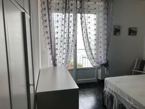 En eller flere senge i et værelse på Beas Apartment - the window to the sea with AC + 5 billeder