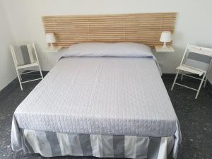 En eller flere senge i et værelse på Beas Apartment - the window to the sea with AC