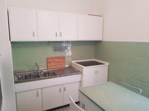 Køkken eller tekøkken på Beas Apartment - the window to the sea with AC