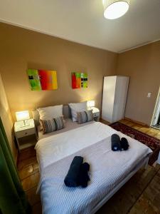 una camera da letto con un grande letto bianco con cuscini blu di Stilvolles Landhausstil Apartment - Zentral a Brema