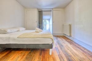 Postel nebo postele na pokoji v ubytování Le logis du château - parc, rivière, nature et élégance aux portes de Périgueux