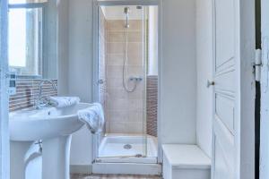 Koupelna v ubytování Le logis du château - parc, rivière, nature et élégance aux portes de Périgueux