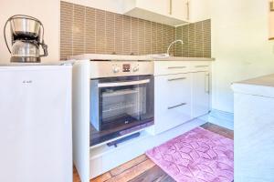 Kuchyň nebo kuchyňský kout v ubytování Le logis du château - parc, rivière, nature et élégance aux portes de Périgueux