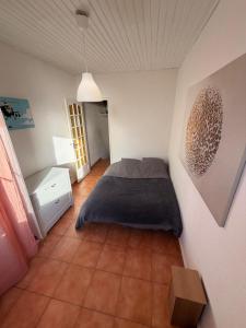 een slaapkamer met een bed in de hoek van een kamer bij Chez Theo in Marseille +10 foto's