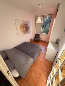 een slaapkamer met een bed in een kleine kamer bij Chez Theo in Marseille