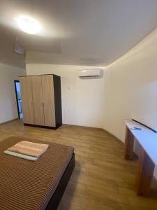 Giường trong phòng chung tại Студія в центрі