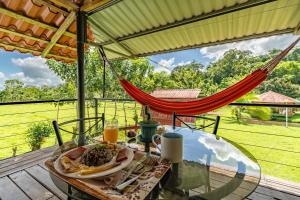 een tafel met een bord eten bovenop een dek bij Cabañas Retiro Del Rio in Guayabal