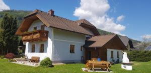 una piccola casa con un tetto di legno su un cortile di Appartement Silvia a Oberweissburg